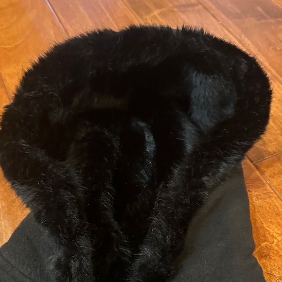 Liz Claiborne Black Cape with Fur Trim - Picture 3 of 5